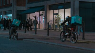 Titres-restaurant : les députés excluent Uber Eats et Deliveroo, la commande directe au restaurant reste permise